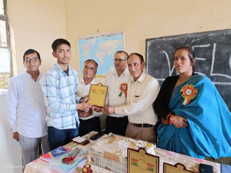 जीआईसी किमतोली में पुरस्कार वितरण के साथ हुई करियर काउंसलिंग।