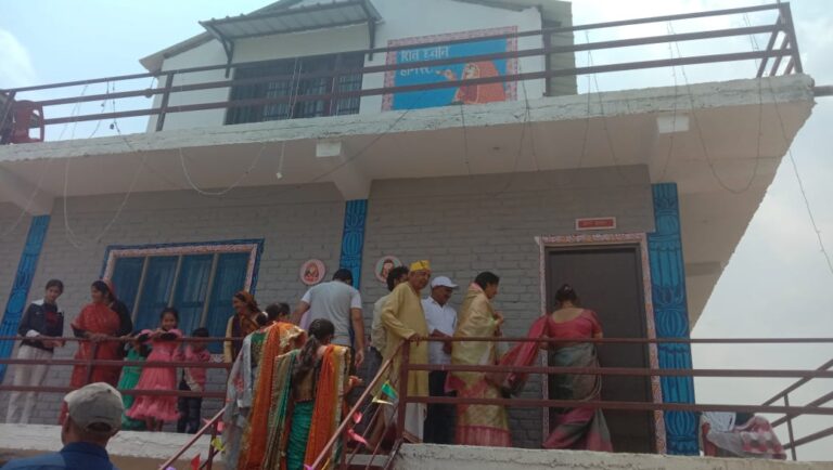 कैसे शिक्षित दंपति अपनी तकदीर बदल रहे हैं, इसे देखना है तो बुंगाफर्त्याल गांव जाकर देखो।