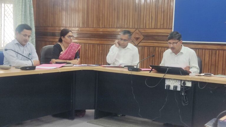 चंपावत,टनकपुर एवं लोहाघाट के चिकित्सालयों में लोगों को बेहतर चिकित्सा सुविधा देने के लिए जिलाधिकारी ने दिए निर्देश