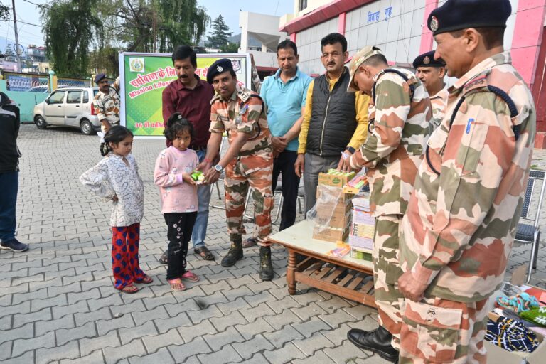 36 वी वाहिनी तथा भारत सरकार द्वारा चलाए गए कार्यक्रम “मिशन लाइफ स्टाइल फॉर एनवायरमेंट” के तहत बच्चो को दी गई आवश्यक वस्तुएं ।