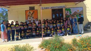 सीo एकेडमी स्कूल लोहाघाट के बच्चों द्वारा पावन पर्व शुभ दीपावली के अवसर पर विद्यालय में कुमांऊनी कलाकृति का प्रदर्शन करते हुए ऐपण हश्तशिल्प कला, रंगोली एवं निबन्ध प्रतियोगिता आयोजित की गई। साथ ही दीपावली के त्योहार को हर्षोल्लास से मनाने के लिए पटाखे रहित दीपावली मनाने का संकल्प लिया गया।