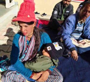 लोहाघाटः राज्य वित्त में अनियमितता का आरोप क्षेपं० सदस्यो का वीडीओ कार्यालय में अनिश्चित कालीन धरना