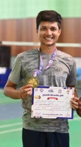 राज्य स्तरीय मुख्यमंत्री चैम्पियनशिप ट्रॉफी पैरा एकल बैडमिंटन प्रतियोगिता में भजनपुर ग्रामसभा (बनबसा) के खिलाड़ी ने जीता गोल्ड मेडल।